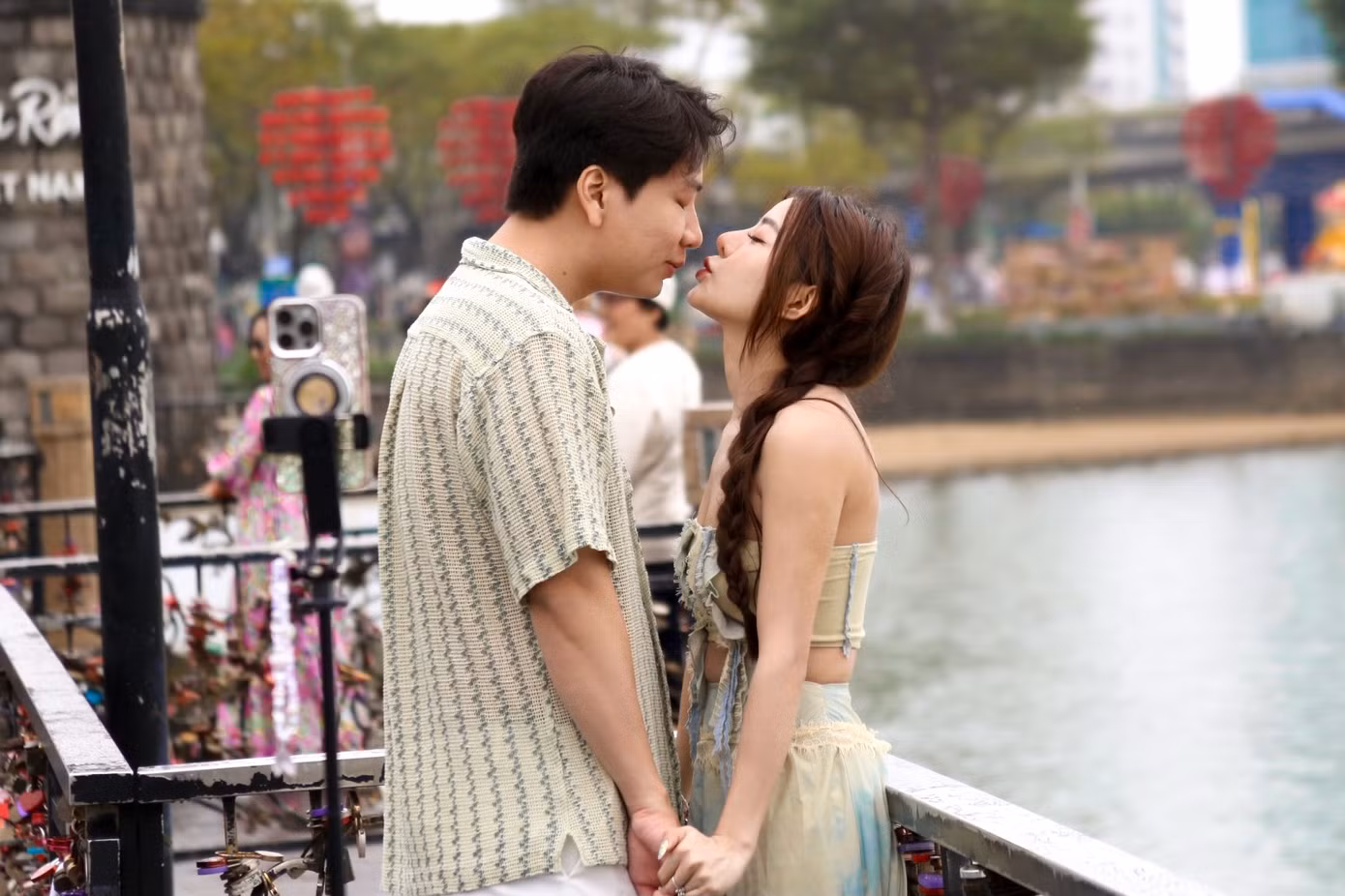 Cặp đôi trao nhau nụ hôn trên "cầu tình yêu" để giữ khoảnh khắc đẹp trong ngày lễ tình nhân.