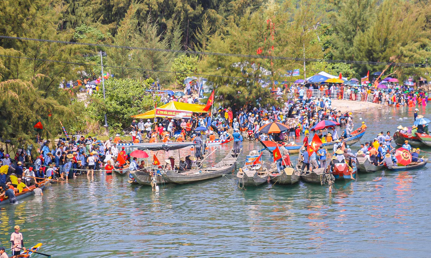 Ông Nguyễn Hải Đăng, Phó chủ tịch UBND huyện Phú Lộc cho biết: Giải đua thuyền nằm trong khuôn khổ các hoạt động hưởng ứng 15 năm vịnh Lăng Cô được công nhận là vịnh đẹp thế giới để giới thiệu tiềm năng, thế mạnh về kinh tế, du lịch, truyền thống văn hóa con người Lăng Cô nói riêng, Phú Lộc nói chung đến với bạn bè trong và ngoài nước.