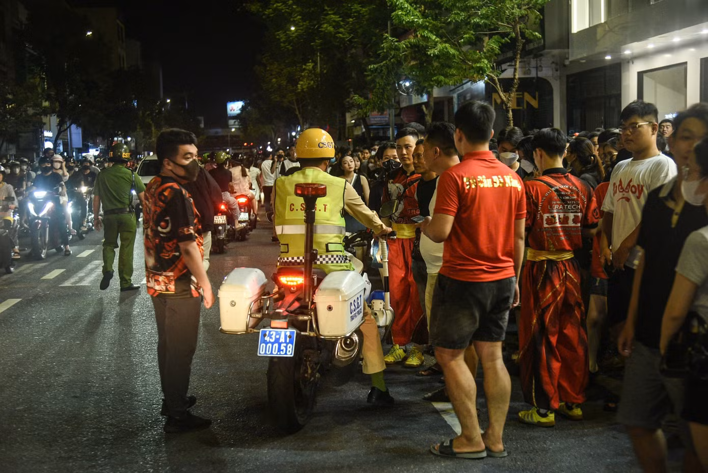 Tại khu vực đường Điện Biên Phủ, Lê Duẩn, lực lượng chức năng phải liên tục điều tiết, nhắc nhở các đoàn múa lân và người đi đường tránh gây ùn tắc, đảm bảo an ninh trật tự.