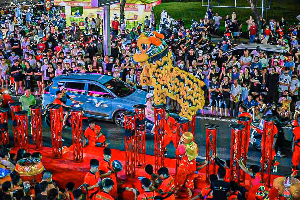 Ghi nhận của Tiền Phong, hàng nghìn người đã đổ về các tuyến đường lớn như Lê Duẩn, Điện Biên Phủ, Tôn Đức Thắng, Ông Ích Khiêm… để vui chơi, xem múa lân trong đêm Trung thu khiến nhiều đoạn đường kẹt cứng người và phương tiện.
