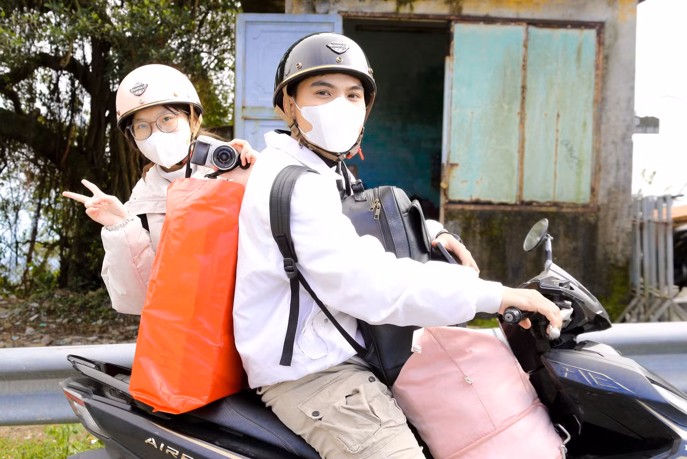 Chị Nguyễn Trần Khánh Trân (trú thành phố Huế) cho biết: "Tết năm nay được nghỉ tận 9 ngày nên mình cùng bạn quyết định vượt đèo về quê ăn Tết. Hôm nay thời tiết rất đẹp, thuận lợi cho tụi mình vừa đi vừa chụp ảnh để làm kỉ niệm".