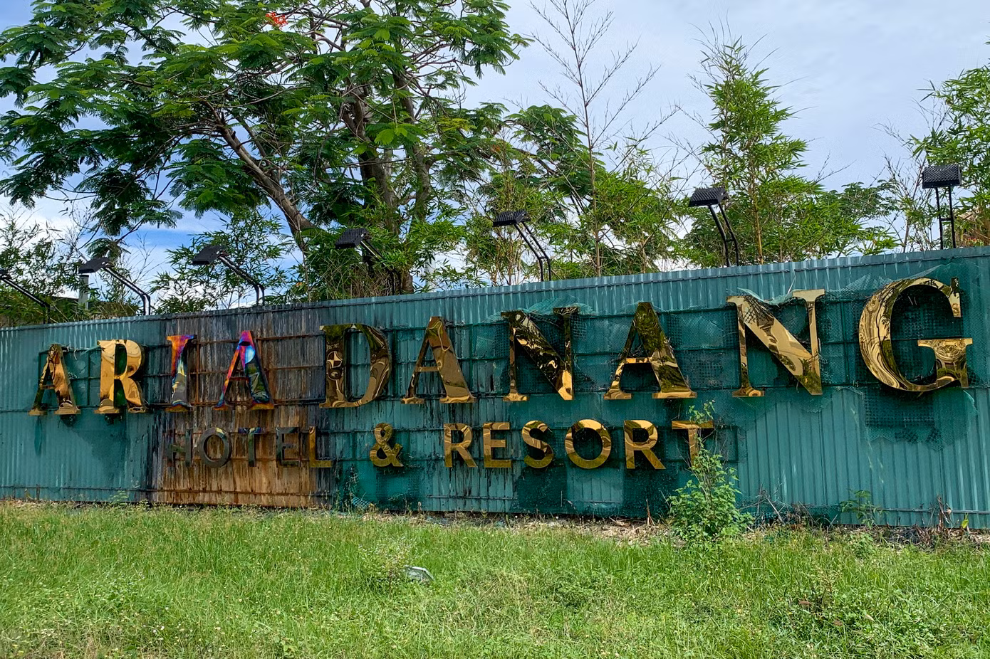 Đại diện UBND phường Hòa Hải (quận Ngũ Hành Sơn) cho biết, khu nghỉ dưỡng Aria Đà Nẵng đã bỏ hoang lâu nay và chưa có dấu hiệu hoạt động trở lại. “Hiện tại phường vẫn chưa nhận được thông báo khi nào dự án sẽ khởi động trở lại. Việc quản lý trật tự, an toàn tại khu nghỉ dưỡng này vẫn đang được đảm bảo”, vị này cho hay.