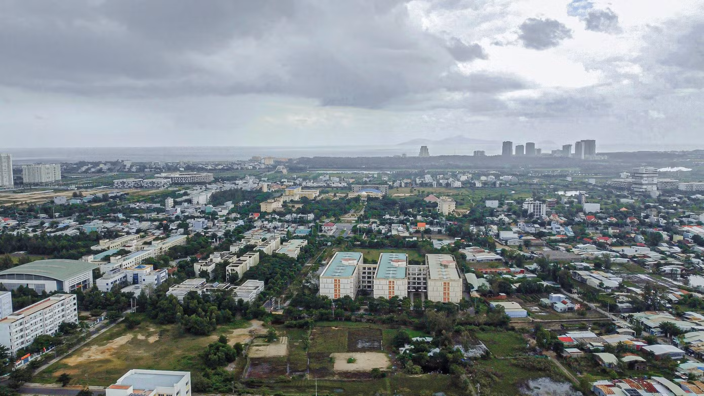 Dự án Làng Đại học (ĐH) Đà Nẵng được Chính phủ phê duyệt quy hoạch năm 1997 quy mô khoảng 300 ha, nằm ở hai địa phương Quảng Nam (190 ha) và Đà Nẵng (110 ha). Đối với phần diện tích ở TP. Đà Nẵng, địa phương đã bàn giao mặt bằng cho ĐH Đà Nẵng 38,6 ha, giải tỏa xây Trường Cao đẳng CNTT Việt-Hàn năm 2007 và Khu KTX sinh viên Trường ĐH Sư phạm năm 2010. Hiện tại, địa phương đang giải phóng mặt bằng phần diện tích 40 ha với tổng kinh phí bồi thường 515,5 tỷ đồng, còn lại 31,4 ha chưa triển khai.
