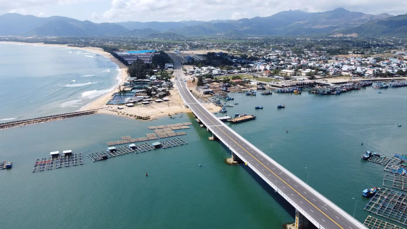 Điểm nhấn lớn nhất của tuyến đường chính là cầu vượt biển Đề Gi dài gần 400 m được đưa vào sử dụng đầu năm 2023. Cây cầu này đã rút ngắn hơn 40 phút để đi từ xã Cát Khánh, huyện Phù Cát đến xã Mỹ Thành, huyện Phù Mỹ, tỉnh Bình Định.