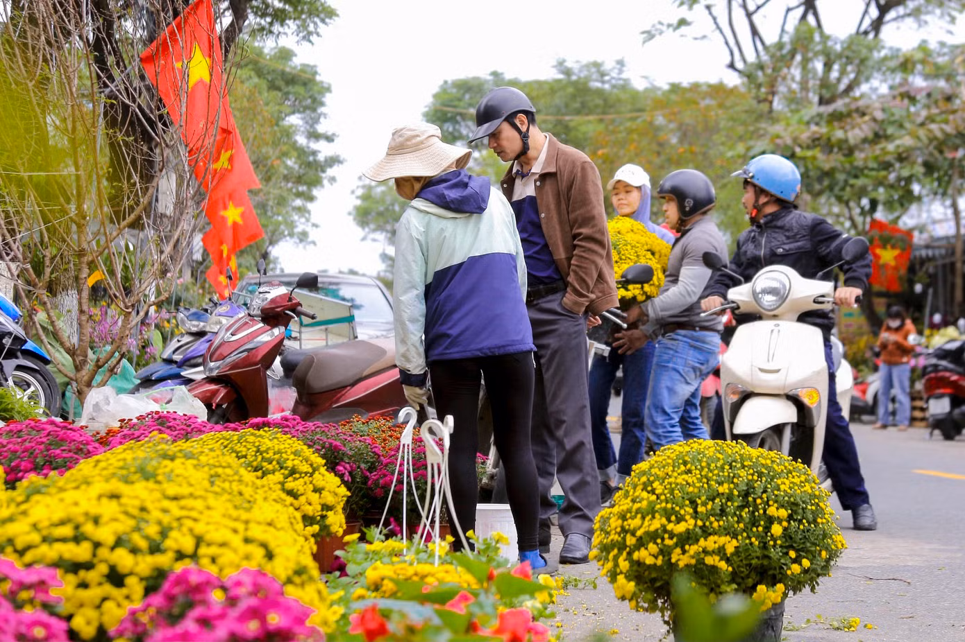 Đến với chợ hoa Tết, người dân được thoải mái lựa chọn, mua những chậu hoa tươi mà mình ưng ý. Đến với chợ hoa Tết, người dân được thoải mái lựa chọn, mua những chậu hoa tươi mà mình ưng ý.