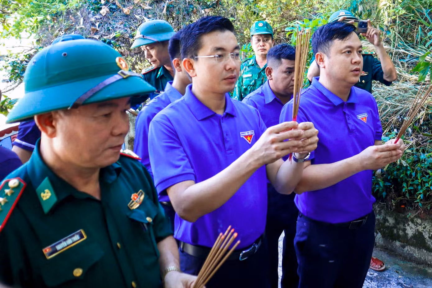 Các đại biểu và đoàn viên, thanh niên đã tham gia nhiều hoạt động ý nghĩa và thiết thực, dâng hương tại Tượng đài Bác Hồ cùng với các chiến sĩ Biên phòng.