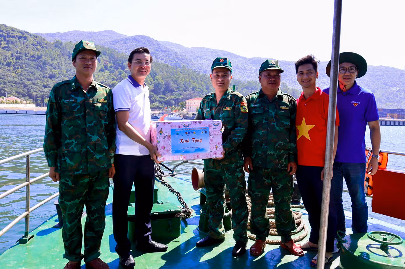 Trong khuôn khổ chương trình, Thành Đoàn Đà Nẵng đã trao tặng 1 máy phát điện, 1 tủ đông, 1 loa di động trị giá 30 triệu đồng cho Đồn Biên phòng Hải Vân; tặng quà động viên tinh thần 4 đồng chí cán bộ chiến sĩ tại Trạm Kiểm soát Biên phòng Hòn Sơn Chà, những người đang ngày đêm canh giữ, bảo vệ chủ quyền thiêng liêng của Tổ quốc.