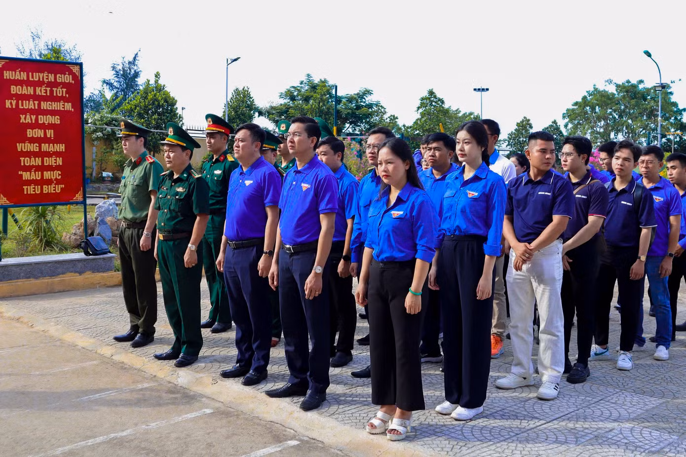 Các đại biểu và đoàn viên, thanh niên đã tham gia nhiều hoạt động ý nghĩa và thiết thực, dâng hương tại Tượng đài Bác Hồ cùng với các chiến sĩ Biên phòng.