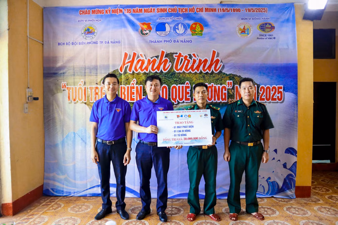 Trong khuôn khổ chương trình, Thành Đoàn Đà Nẵng đã trao tặng 1 máy phát điện, 1 tủ đông, 1 loa di động trị giá 30 triệu đồng cho Đồn Biên phòng Hải Vân; tặng quà động viên tinh thần 4 đồng chí cán bộ chiến sĩ tại Trạm Kiểm soát Biên phòng Hòn Sơn Chà, những người đang ngày đêm canh giữ, bảo vệ chủ quyền thiêng liêng của Tổ quốc.
