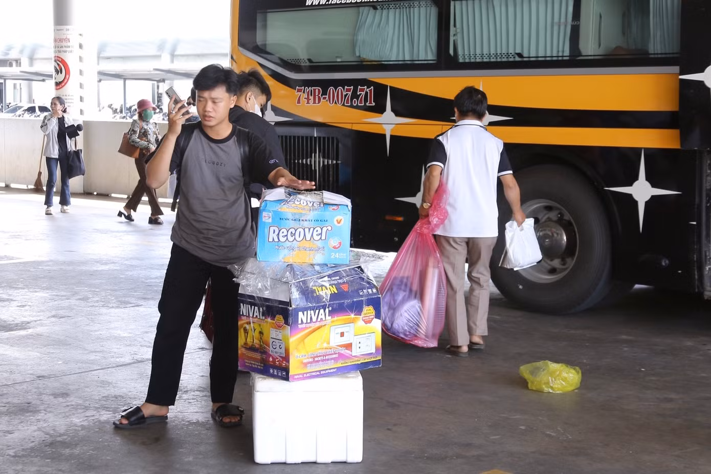 Nhiều sinh viên mang quà từ quê quay lại thành phố để tiếp tục học tập.