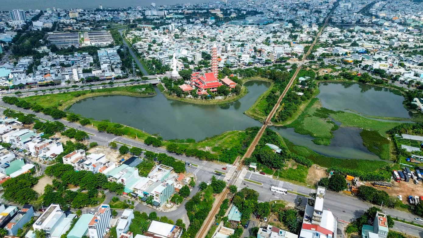 Khu vực TP. Đà Nẵng dự kiến xây dựng ga đường sắt mới gần hồ Trung Nghĩa, phường Hòa Minh. Nằm tại nút giao 3 tuyến đường Hoàng Thị Loan – Nam Trân – Nguyễn Tường Phổ (quận Liên Chiểu).