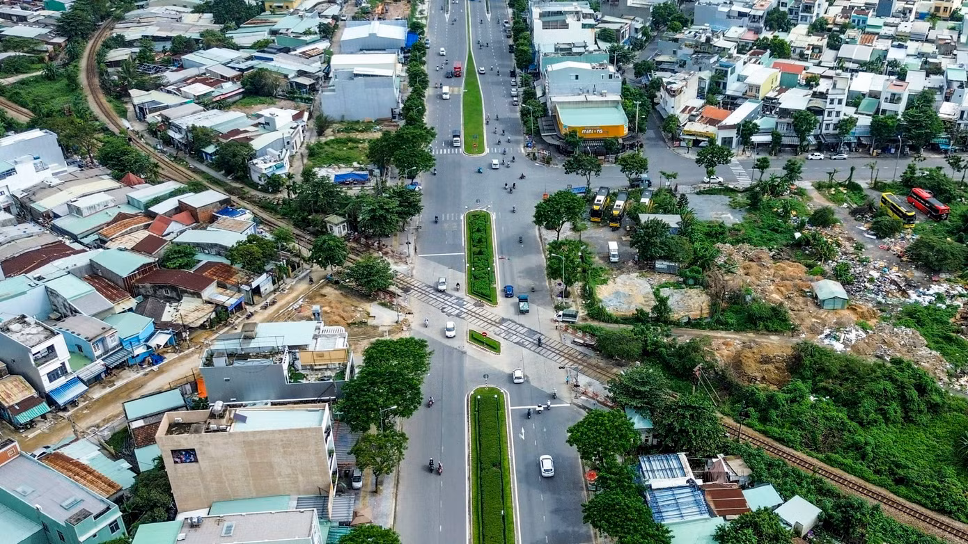 Trong giai đoạn 2, thành phố sẽ di dời tuyến ga, đường sắt khu vực TP. Đà Nẵng theo quy hoạch và xây dựng ga hành khách mới tại xã Hòa Sơn, huyện Hòa Vang. Nhà ga phục vụ đường sắt quốc gia và đường sắt tốc độ cao trên trục Bắc Nam. Dự án giai đoạn 2 dự kiến hơn 3.810 tỷ đồng, nguồn vốn từ ngân sách nhà nước.