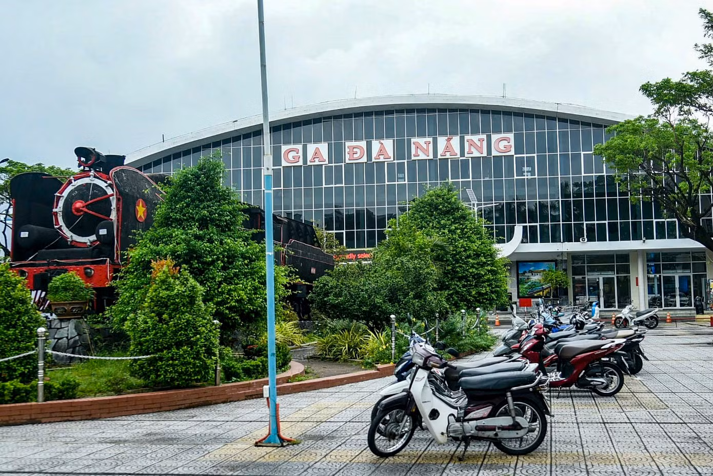Ga Đà Nẵng nằm trên đường Hải Phòng, quận Thanh Khê. Đây là ga xe lửa chính và quan trọng trên tuyến đường sắt Bắc Nam. Ga hiện có ba khu chức năng gồm ga hàng, ga hành khách và ga tác nghiệp kỹ thuật.