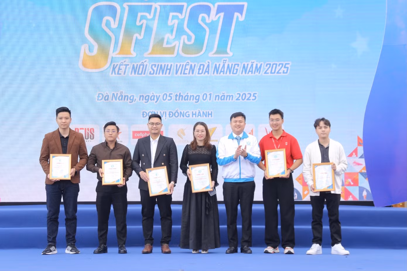 Chương trình với nhiều hoạt động phong phú, đa dạng như trao học bổng “SCG Sharing the Dream 2024” cho 12 sinh viên có thành tích học tập tốt, hoàn cảnh gia đình khó khăn trị giá mỗi suất học bổng là 15 triệu đồng. Trao vé xe về quê đón Tết cho sinh viên; Cuộc thi nhảy TikTok Dance Cover; Giải Thể thao điện tử sinh viên Đà Nẵng; Hành trình Trò chơi lớn với chủ đề “Sinh viên Đà Nẵng - Tự hào tiến bước dưới cờ Đảng”; Gian hàng triển lãm...