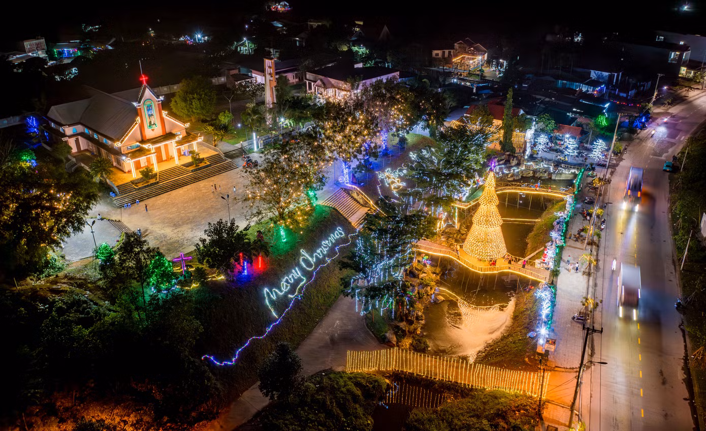 Vào ban đêm, cây thông cùng nhiều tiểu cảnh lung linh trong ánh đèn.