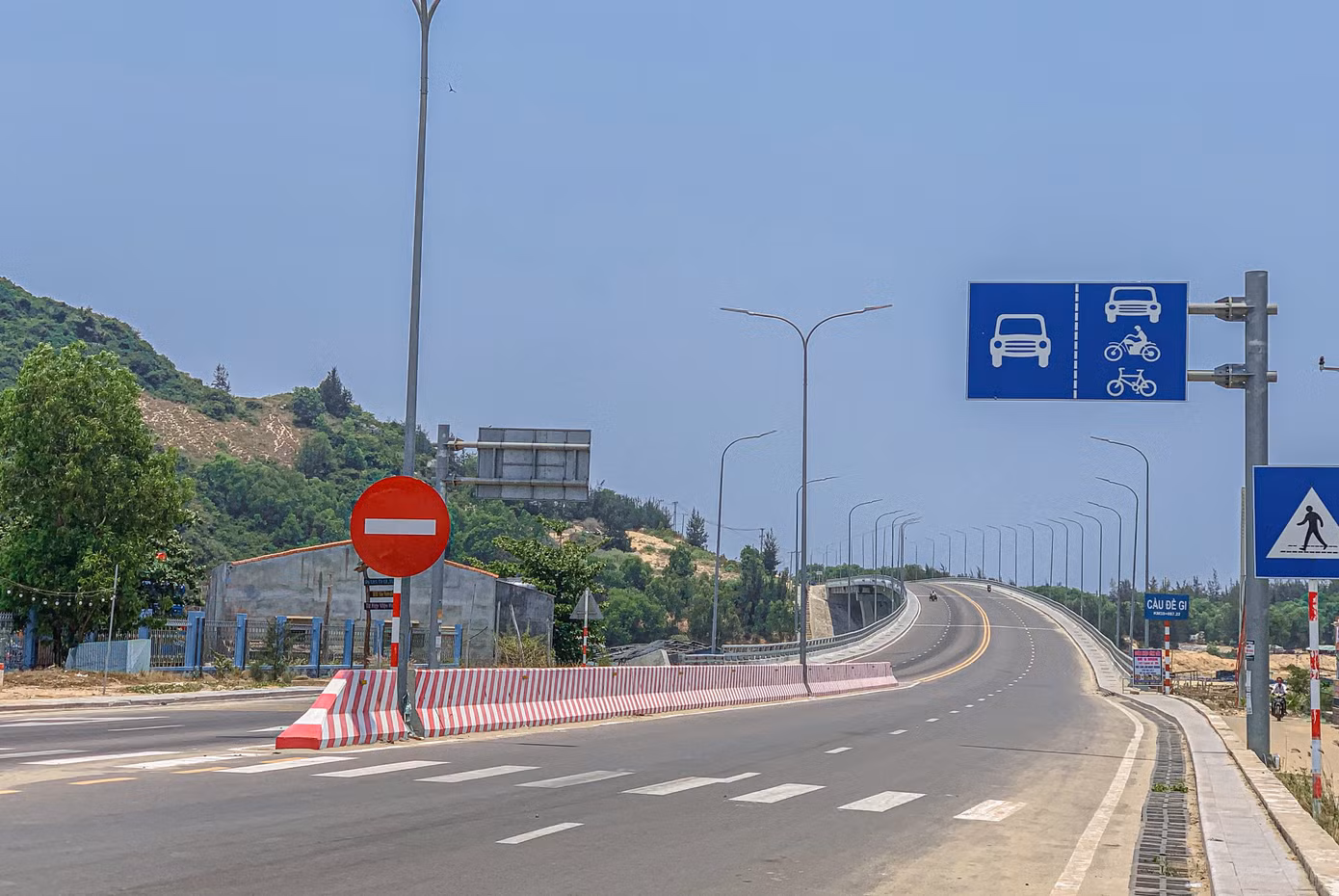 Tuyến đường giúp việc đi lại của người dân được thuận tiện hơn. Nhiều đoạn đường chạy ngang bờ biển có cảnh sắc tuyệt đẹp.