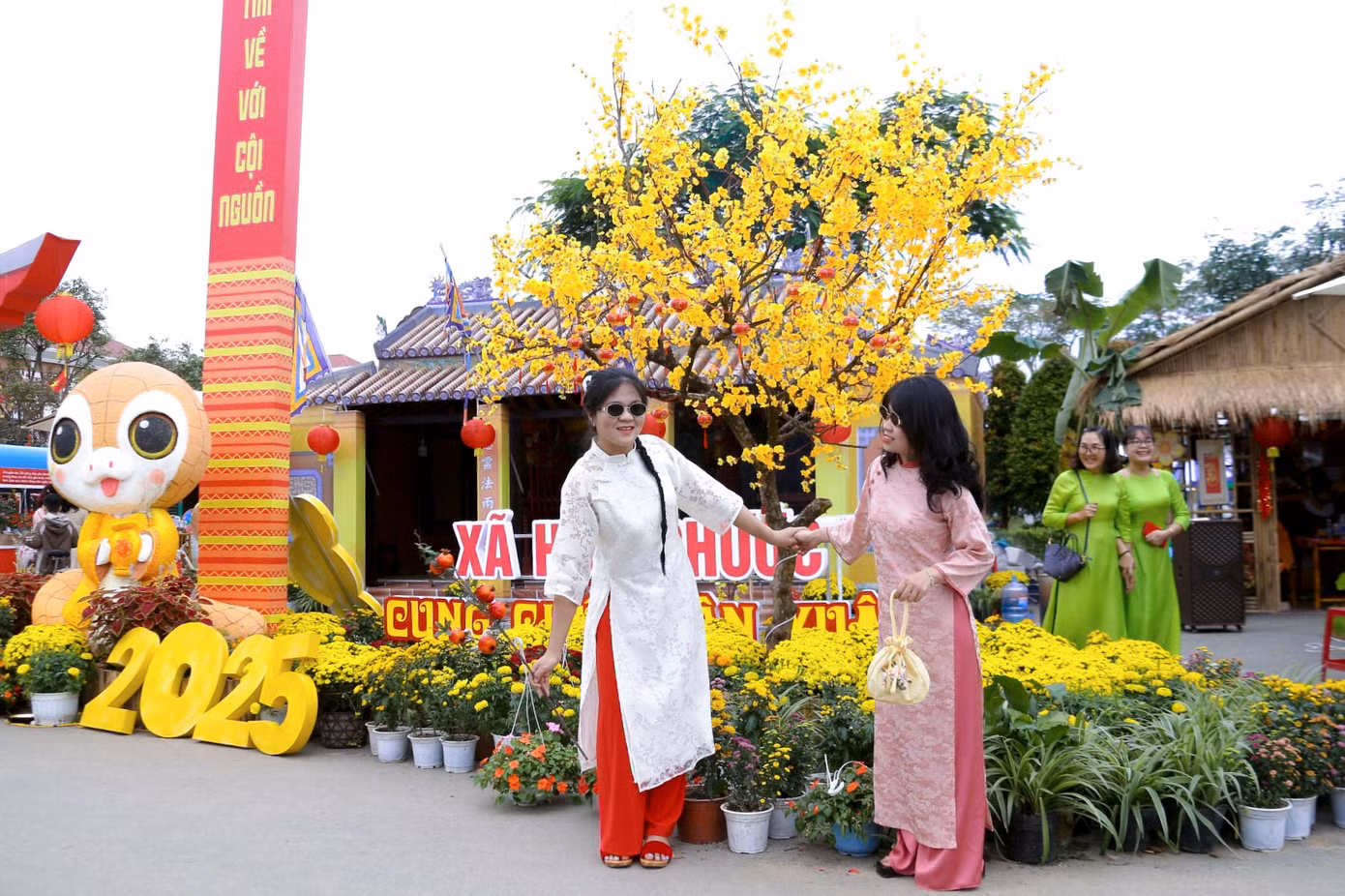 Nhiều bạn trẻ thích thú vui chơi, chụp hình cùng tiểu cảnh được trang trí tại lễ hội.