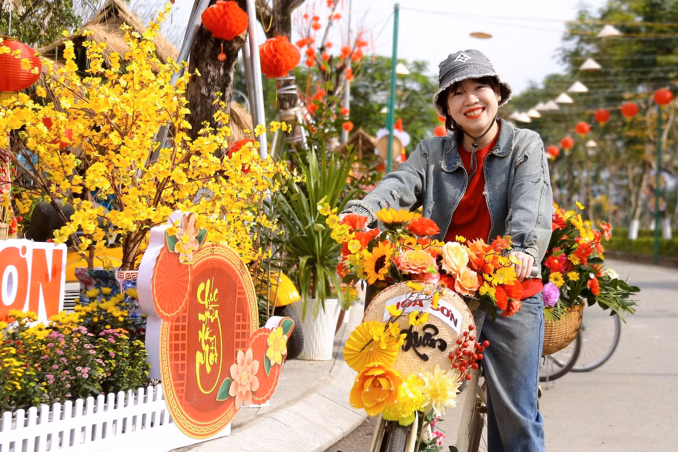 Nhiều bạn trẻ thích thú vui chơi, chụp hình cùng tiểu cảnh được trang trí tại lễ hội.