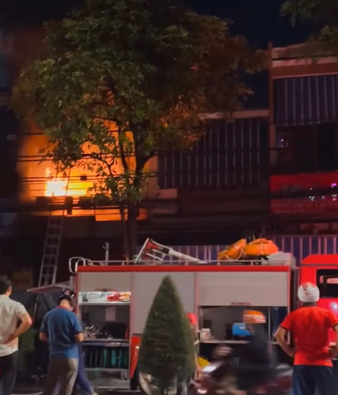 Căn nhà 2 tầng bất ngờ bốc cháy trong đêm.