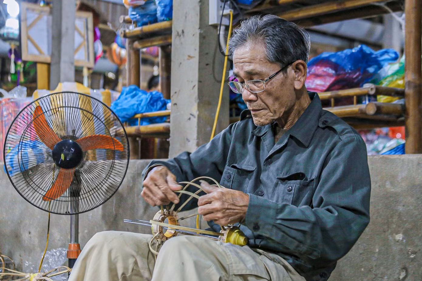 Mỗi người đều bận rộn với công việc của mình, từ chẻ tre, chuốt tre, xếp nan đèn lồng, người bôi keo, người dán đèn... làm liên tục để kịp giao cho khách.