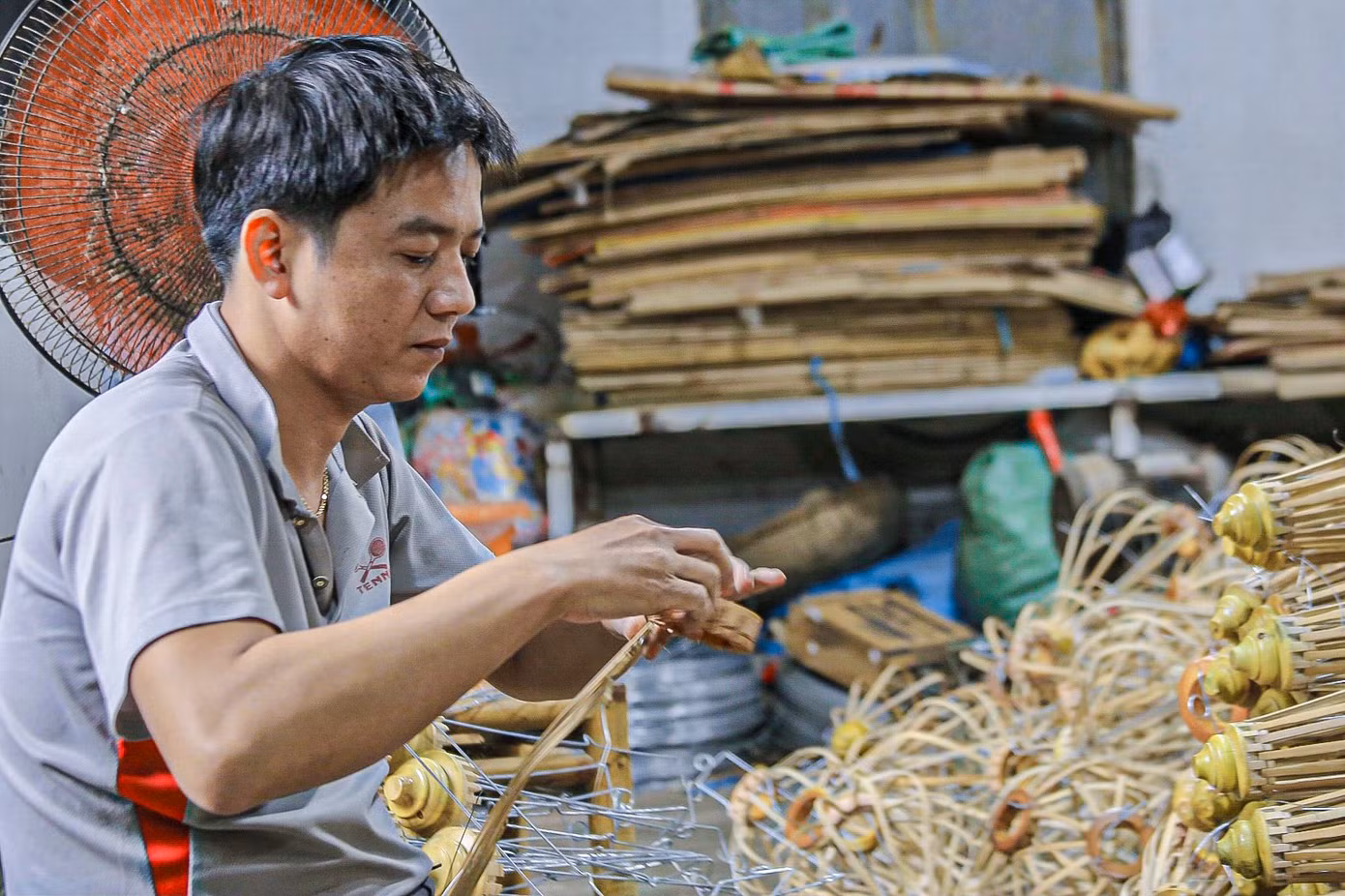 Mỗi người đều bận rộn với công việc của mình, từ chẻ tre, chuốt tre, xếp nan đèn lồng, người bôi keo, người dán đèn... làm liên tục để kịp giao cho khách.