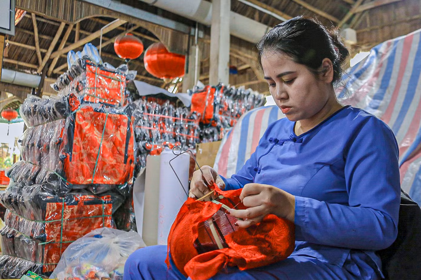 Chị Nguyễn Thị Thu Thủy, cơ sở đèn lồng Hà Linh, cho biết đây là thời điểm bận rộn nhất trong năm. "Gần Tết, lượng đơn hàng tăng cao nên chúng tôi phải làm việc liên tục để kịp giao cho khách. Mỗi ngày, cơ sở sản xuất hơn 200 chiếc đèn lồng để đáp ứng nhu cầu. Dù vất vả, nhưng đó cũng là niềm vui lớn khi được thấy sản phẩm của mình góp phần tạo nên không khí cho mùa xuân".