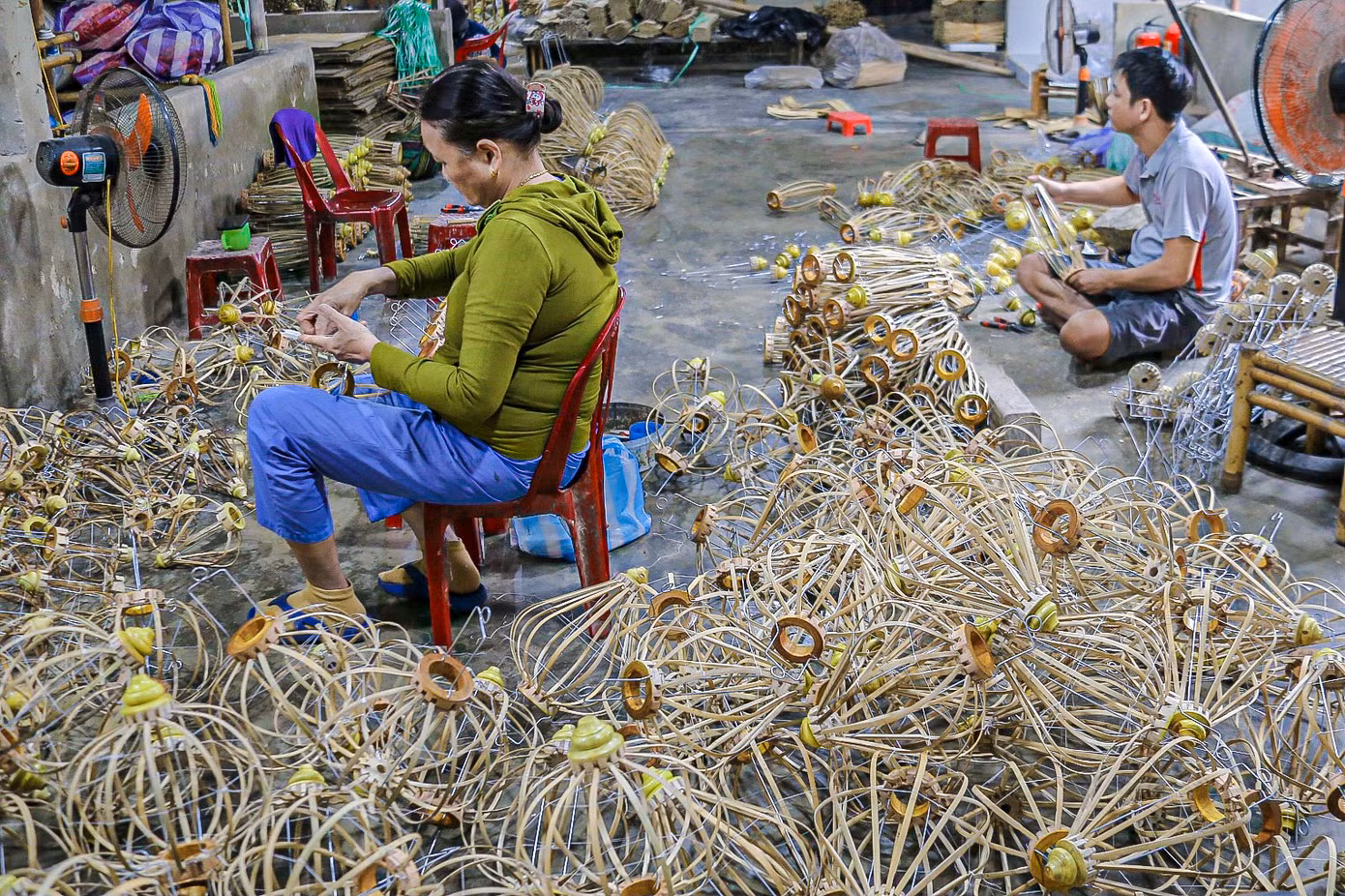 Ghi nhận của Tiền Phong, ngay từ giữa tháng 11 âm lịch, các cơ sở đèn lồng tại Hội An đã bắt đầu hối hả làm để kịp phục vụ thị trường Tết.