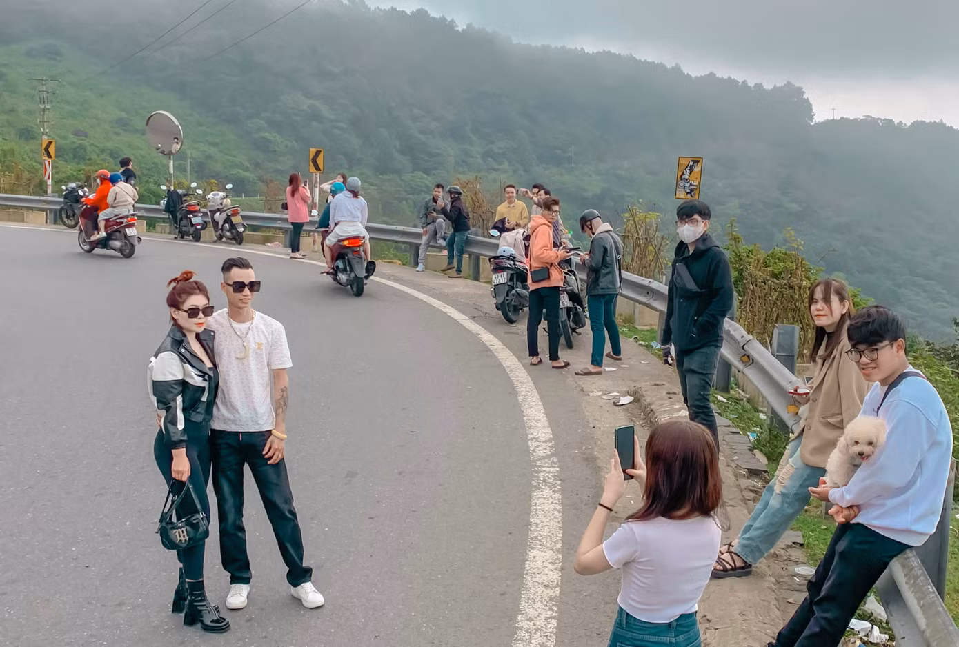 Tranh thủ thời tiết đẹp, nhiều người dừng lại để check – in trên đỉnh Hải Vân quan và cảnh đẹp ven đường.