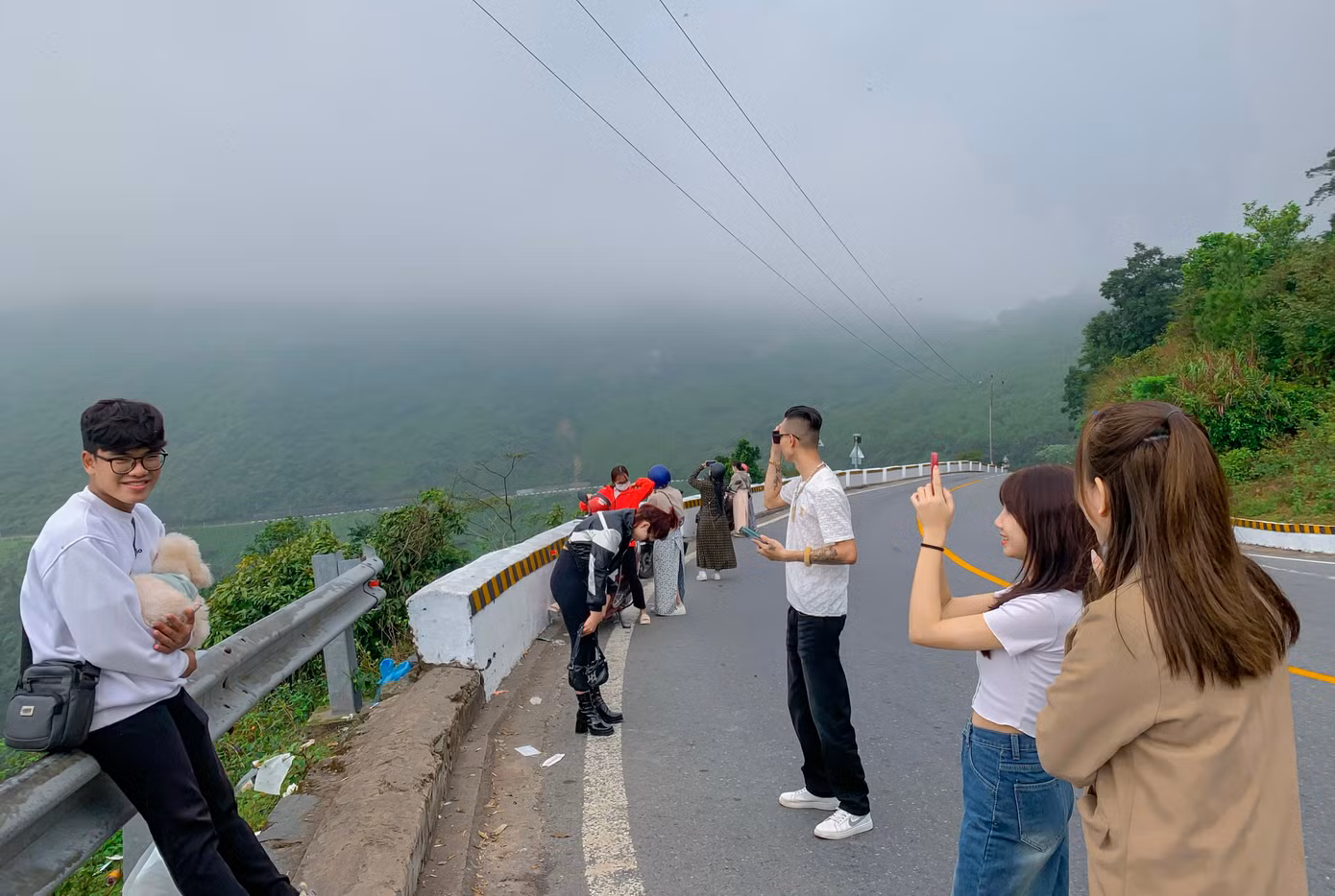 Tranh thủ thời tiết đẹp, nhiều người dừng lại để check – in trên đỉnh Hải Vân quan và cảnh đẹp ven đường.