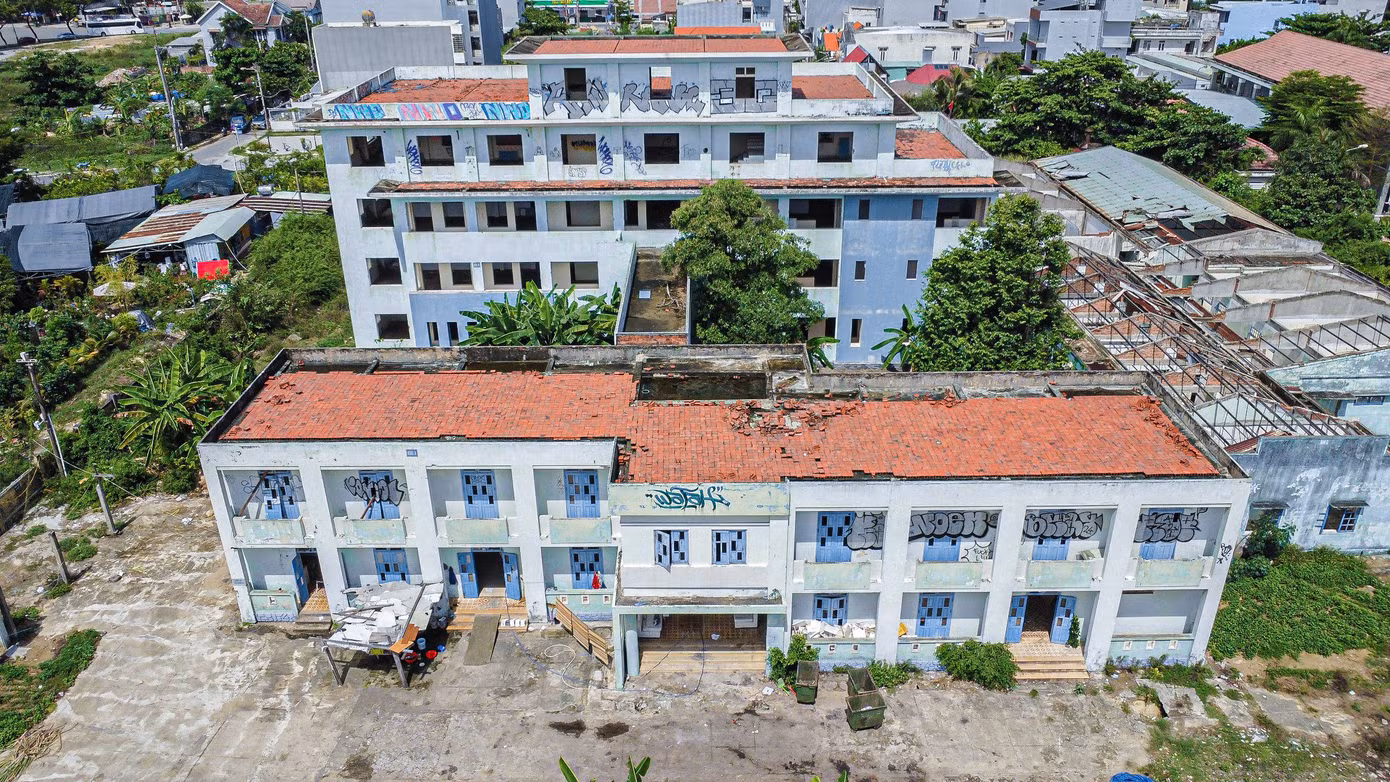 Sở Tài nguyên và Môi trường TP. Đà Nẵng cho hay, UBND thành phố thống nhất gộp 2 khu đất gồm khu nhà, đất Bệnh viện Phục hồi chức năng cũ (diện tích khoảng 10.469m2) và Khu đất tại phía Đông Viện điều dưỡng và Trung tâm phụng dưỡng người có công cách mạng (diện tích khoảng 6.031m2) thành một khu đất lớn với diện tích khoảng 16.500m2. Mục đích sử dụng đất tại đây là đất thương mại dịch vụ, kết hợp bãi đỗ xe công cộng (không xây dựng cơ sở lưu trú).