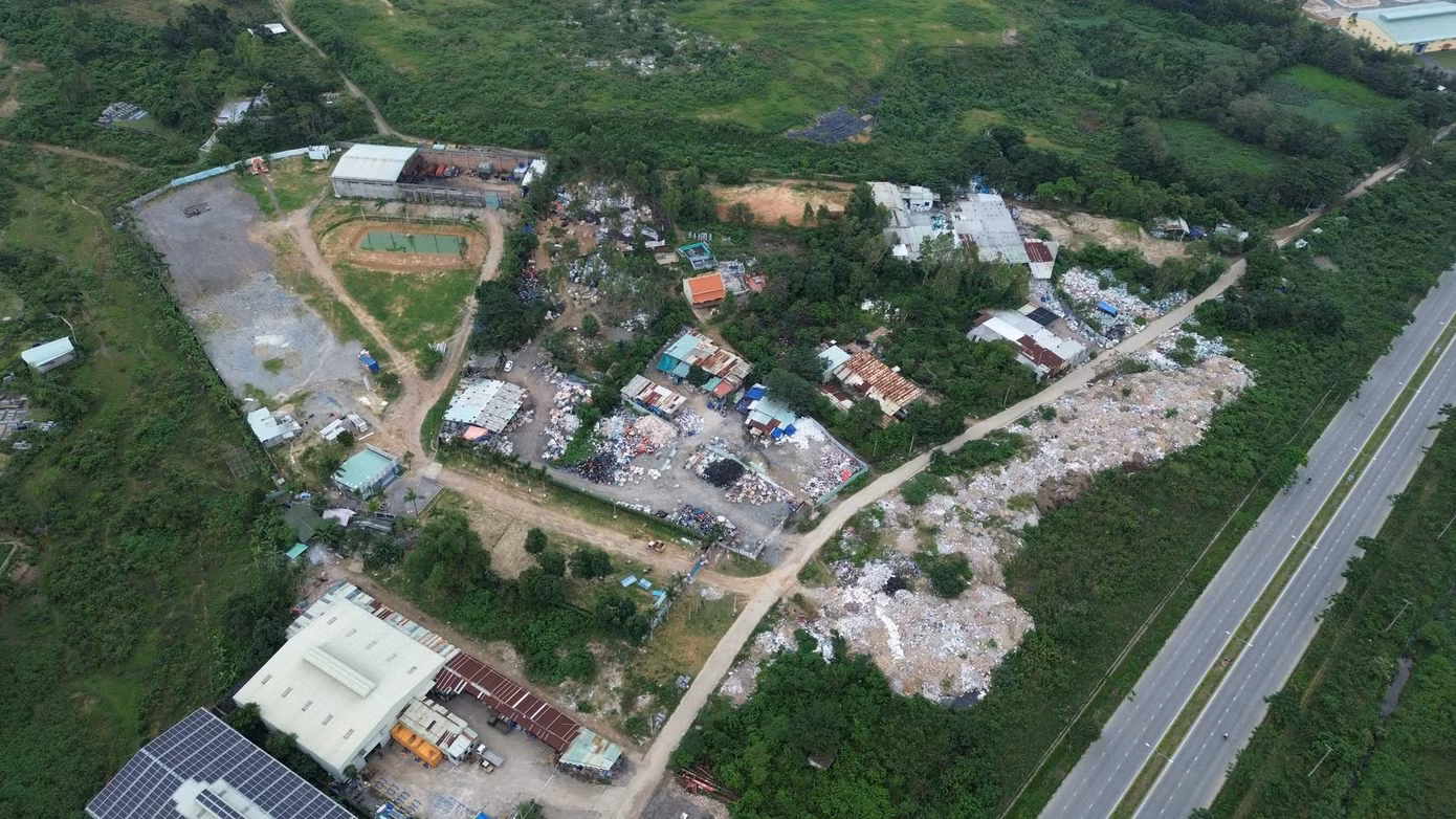 Lãnh đạo UBND phường Hoà Khánh Nam (quận Liên Chiểu, TP. Đà Nẵng) cho biết: Bãi xà bần không có chủ, mà có thể do người dân đổ bậy lâu ngày hình thành. Chủ trương của phường là chỉ có bãi rác Khánh Sơn mới được tiếp nhận xà bần. Nói về cách xử lý tình trạng này, lãnh đạo UBND phường Hòa Khánh Nam cho hay, phường sẽ liên hệ, làm việc với đơn vị quản lý bãi rác bãi rác Khánh Sơn nằm ngay trên địa bàn phường để tiếp nhận số xà bần nói trên.