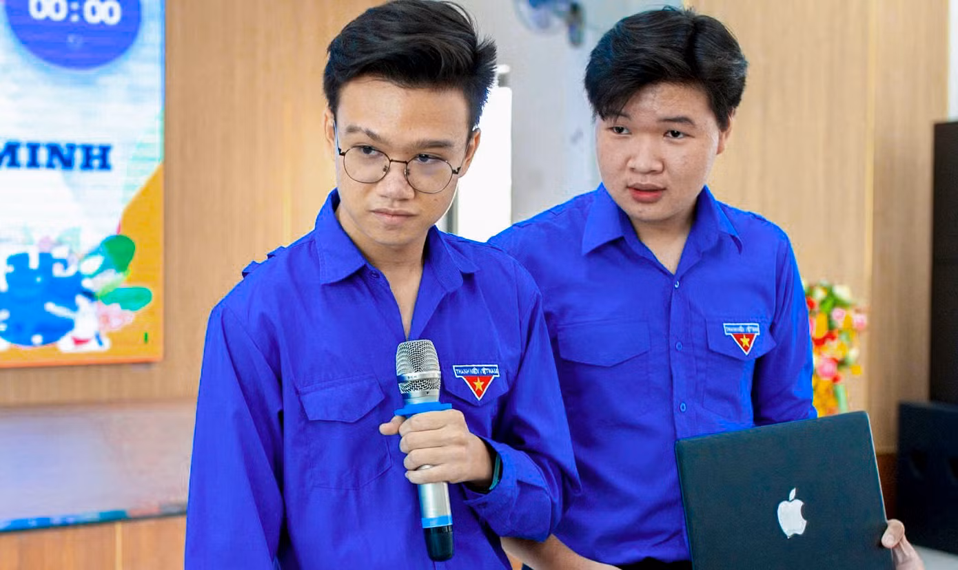 Các đội thi trình bày dự án tại chương trình. Các đội thi trình bày dự án tại chương trình.