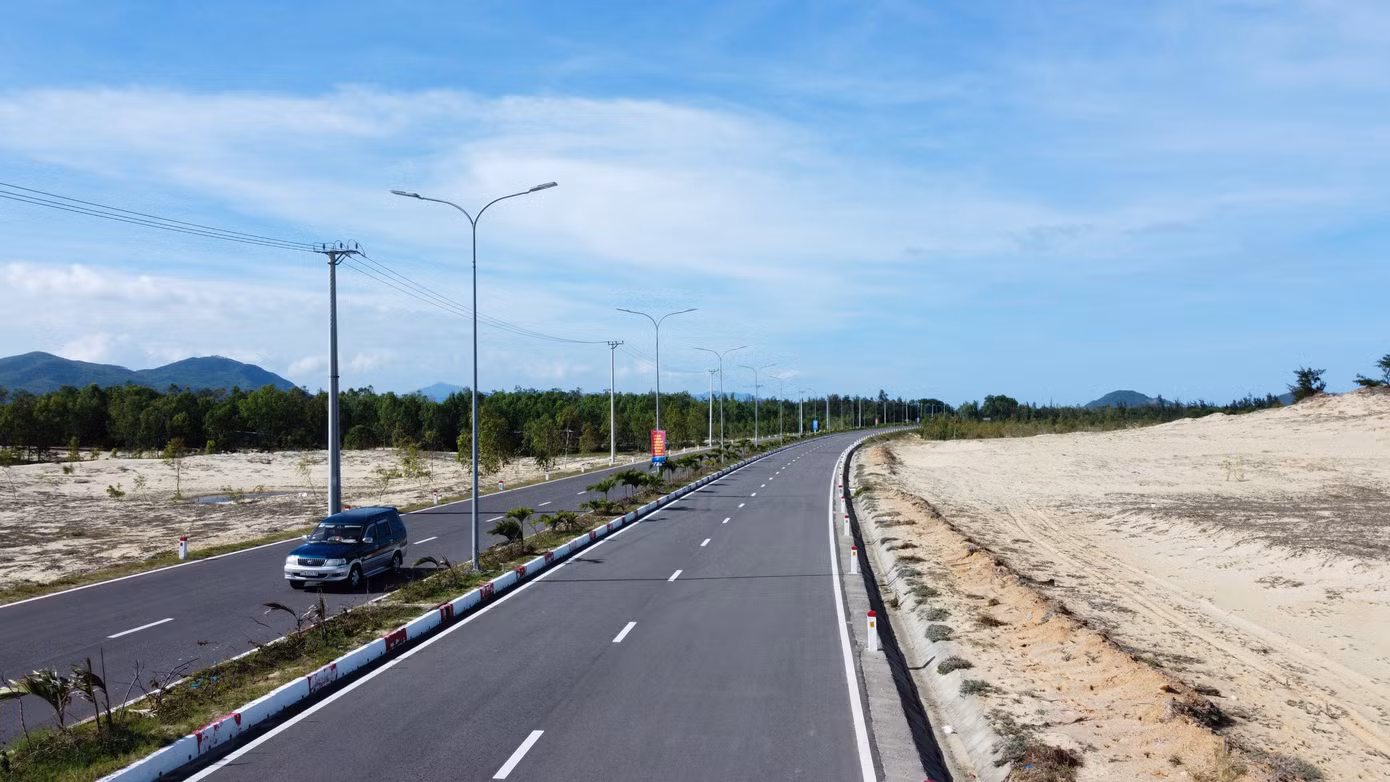 Tuyến đường chạy song song với QL1, thông suốt từ TP. Quy Nhơn đến TX. Hoài Nhơn, được kỳ vọng sẽ tạo động lực phát triển toàn diện cho phía Đông của tỉnh Bình Định. Hiện đã có 3 dự án thành phần, gồm: Cát Tiến - Đề Gi, Đề Gi - Mỹ Thành, cầu Lại Giang - cầu Thiện Chánh được đưa vào sử dụng với tổng chiều dài hơn 38 km, tổng mức đầu tư hơn 2.500 tỷ đồng.