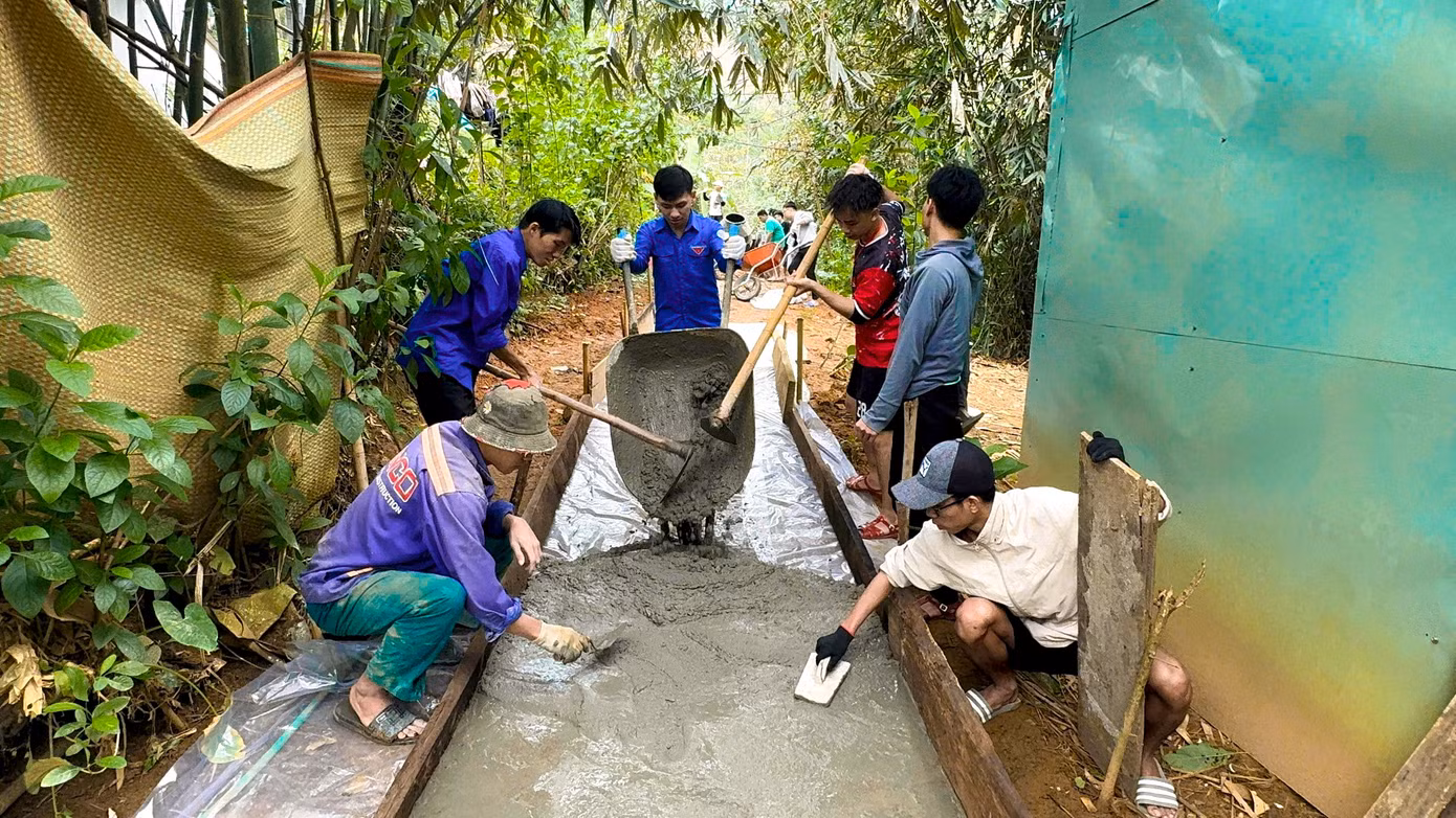 Những đoạn đường mới được các bạn trẻ hoàn thành trong 3 ngày để bà con vùng cao kịp vui xuân.