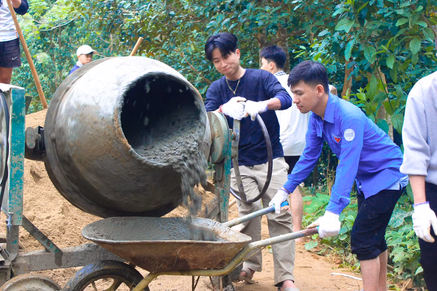 Những đoạn đường mới được các bạn trẻ hoàn thành trong 3 ngày để bà con vùng cao kịp vui xuân.