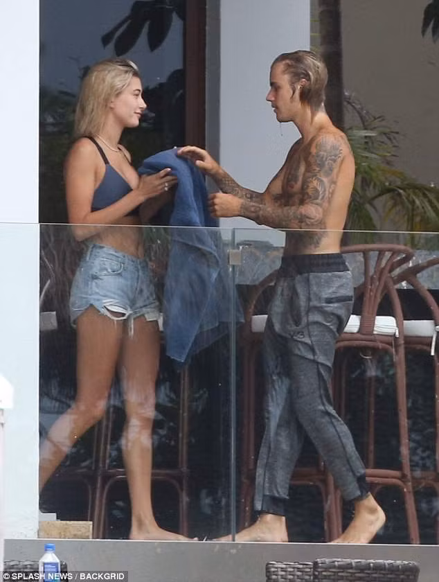 Hailey Baldwin mặc gợi cảm, thân mật bên tình cũ Justin Bieber ảnh 3