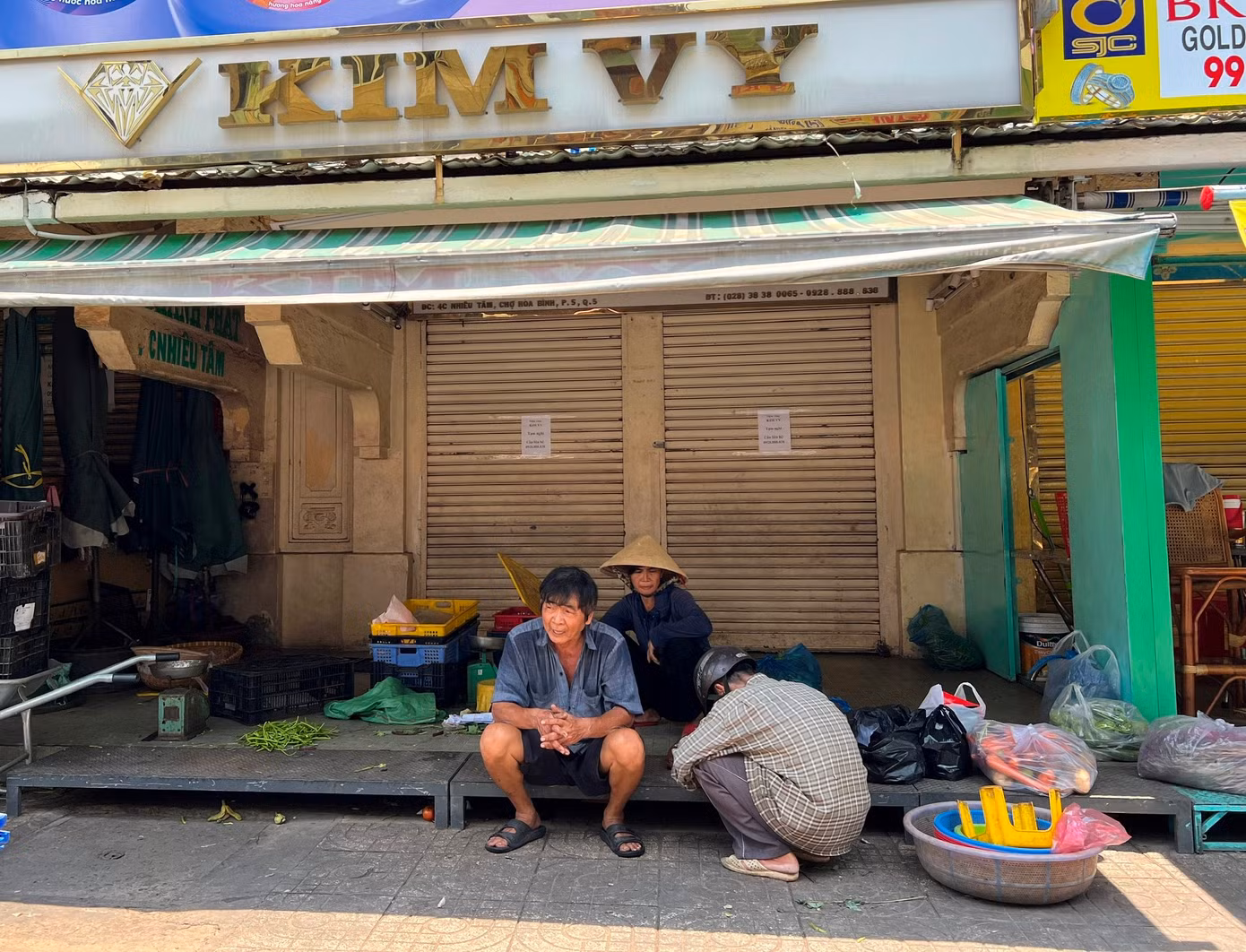 Chiêu “án binh bất động” của các tiệm vàng này diễn ra tại nhiều địa điểm. Phố vàng bạc quận 5 trên đường Nhiêu Tâm, Chiêu Anh Các… cũng nhiều tiệm vàng đóng cửa, bên ngoài dán giấy tạm nghỉ và để lại số điện thoại để khách liên lạc nếu cần.