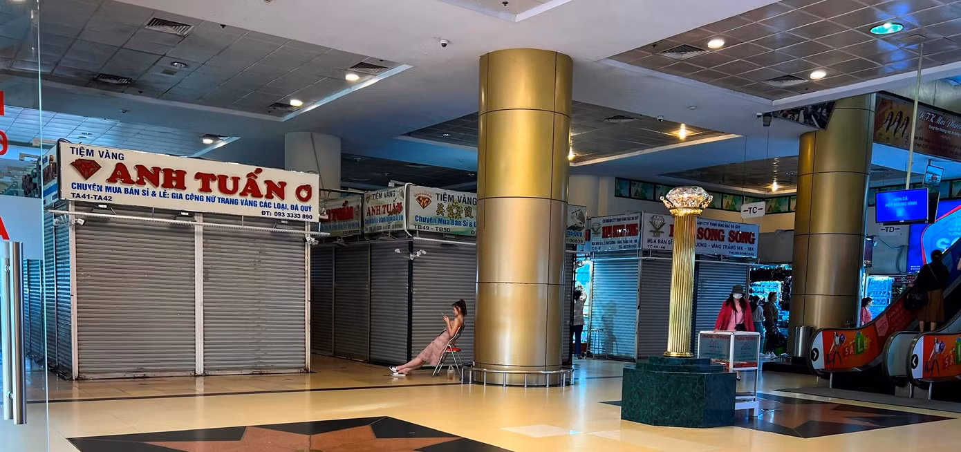 Nhiều tiệm vàng trong An Đông Plaza đóng cửa, chỉ bố trí một nhân viên ngồi túc trực bên ngoài. Khi có khách đến muốn mua bán vàng, nhân viên đều lắc đầu, nói hôm nay tạm nghỉ và hẹn lúc khác quay lại.