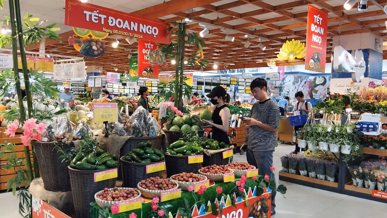 Trong khi đó, không khí mua sắm đồ cúng Tết Đoan Ngọ tại nhiều siêu thị lại khá nhộn nhịp. Hệ thống siêu thị Coop Mart bố trí hẳn một khu vực chuyên phục vụ nhu cầu mua sắm trong ngày Tết Đoan Ngọ cho người dân