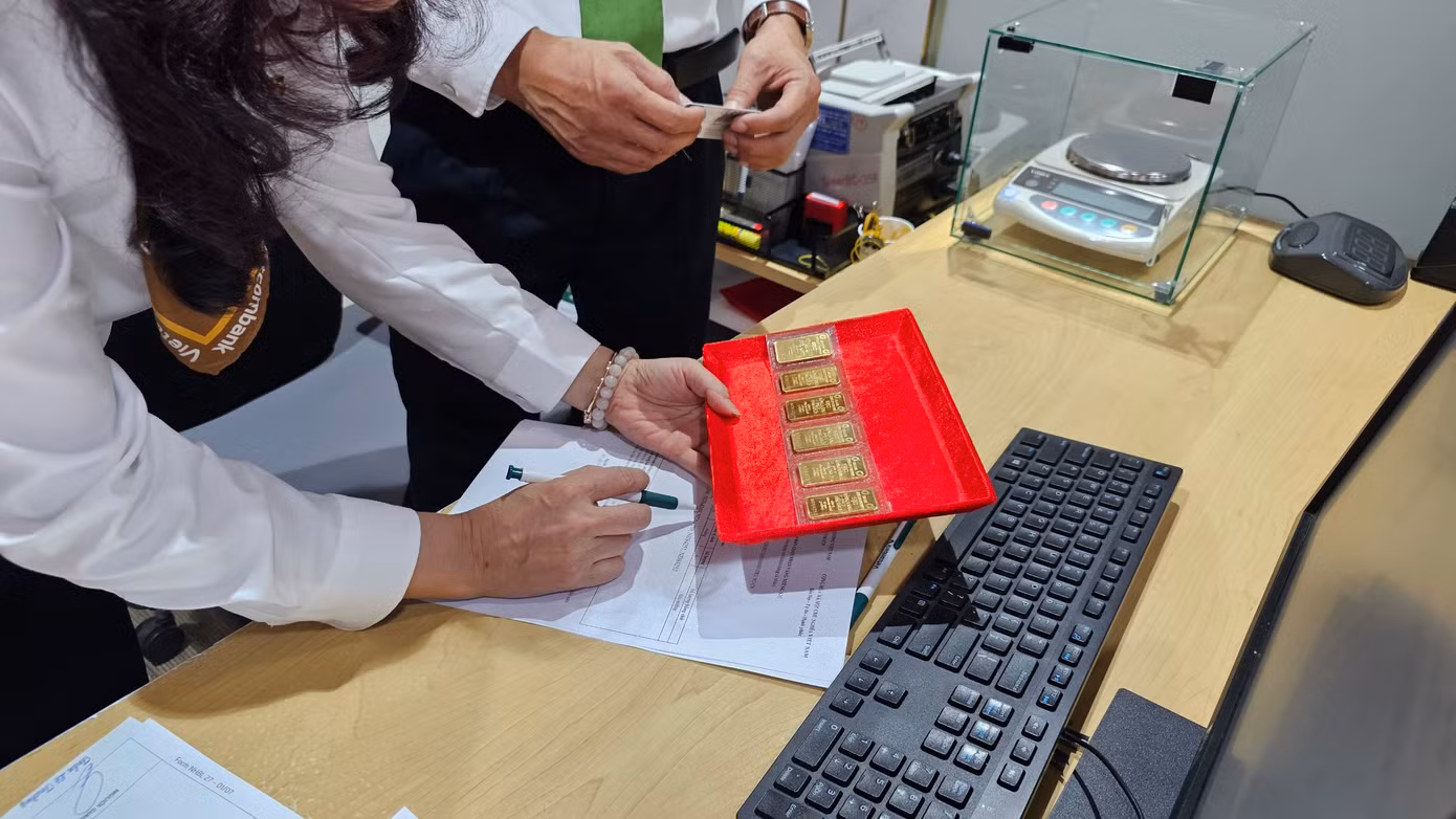 Khách mua vàng được hỗ trợ mở tài khoản ngân hàng để giao dịch thuận tiện và nhanh chóng hơn.