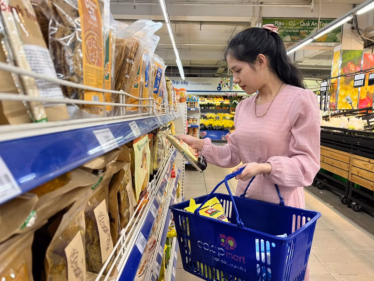 Người dân chọn mua hàng hóa tại siêu thị.
