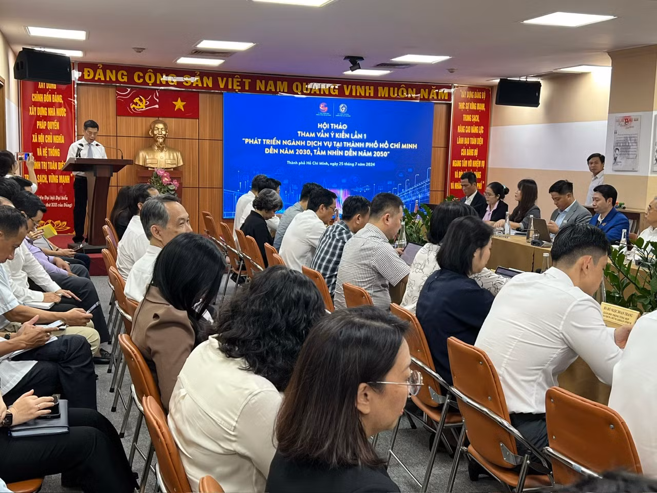 Đại biểu đóng góp ý kiến để phát triển ngành dịch vụ tại TPHCM.