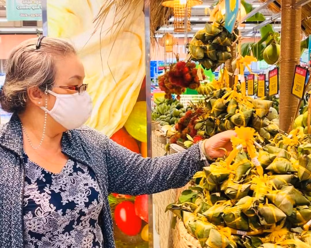 Các mặt hàng không chỉ phong phú về chủng loại mà còn có giá ưu đãi, như bánh ú nước tro giá 6.200 đồng/cái, cơm rượu 10.200 đồng/hũ. Ngoài ra còn có chè trôi nước, thịt kho trứng, khổ qua dồn thịt...