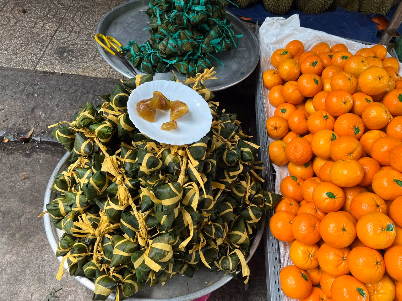 Bánh ú nước tro được gói bằng lá tre có mùi vị đặc trưng chờ khách mua.