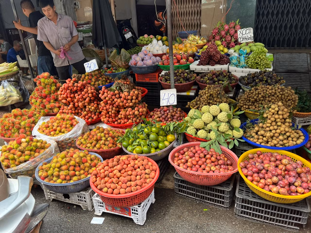 Tuy nhiên khách mua trái cây khá thưa thớt. "Tết Đoan Ngọ năm nay, người dân thắt chặt chi tiêu, chỉ mua tầm 1 kg trái cây như vải, hoặc 1 quả bưởi để bày mâm cúng chứ không mua nhiều" - một tiểu thương kinh doanh trái cây cho biết.