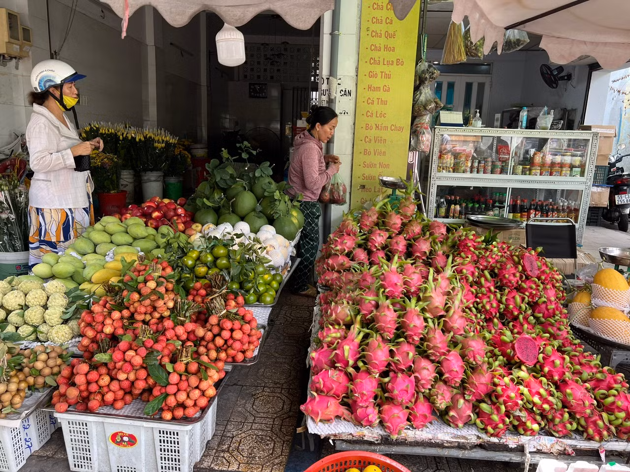 Những loại trái cây có màu đỏ, vàng được nhiều người ưa chuộng, lựa chọn để bày mâm ngũ quả dịp Tết Đoan Ngọ.