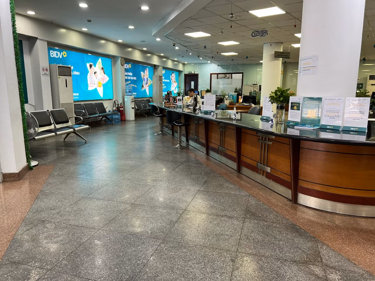 Từ khi chuyển sang bán vàng online, ngân hàng BIDV đường Nguyễn Công Trứ (quận 1) không còn dòng người xếp hàng chờ lấy số mua vàng.