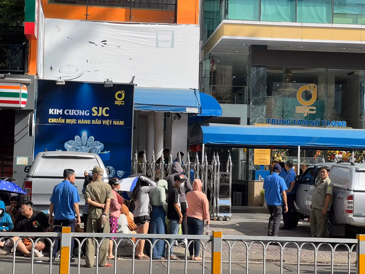 Công ty SJC cũng giảm bớt lượng người xếp hàng mua vàng nhờ áp dụng nhiều giải pháp quản lý.