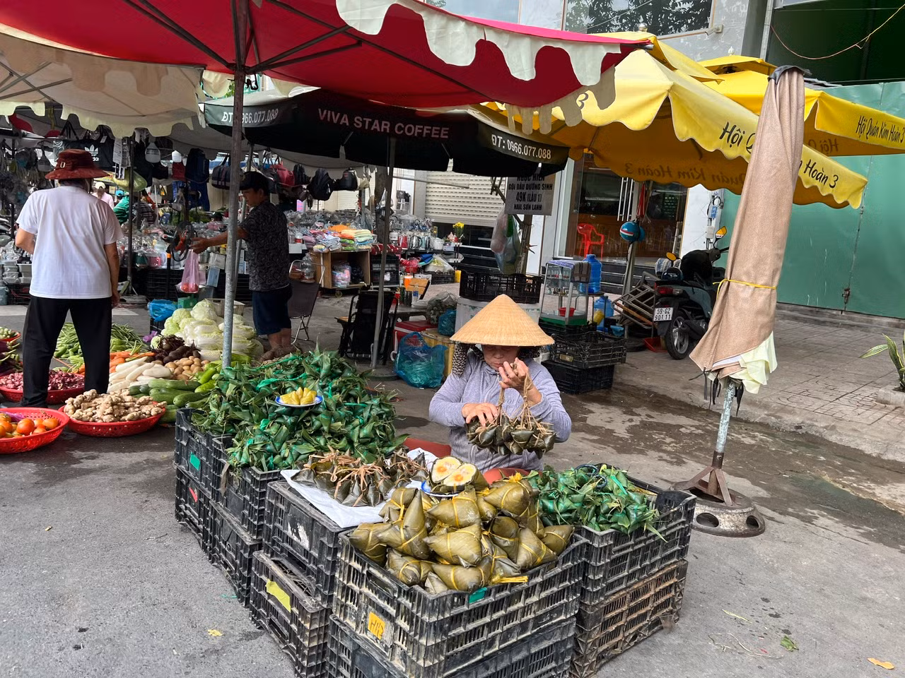 Bánh ú nước tro là món bánh dân gian truyền thống không thể thiếu trong ngày này. Bánh có giá từ 70.000 - 120.000 đồng/chục (10 cái).