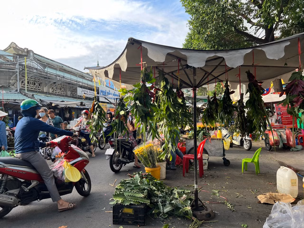 Chợ thông thoáng dù đang trong giờ cao điểm.